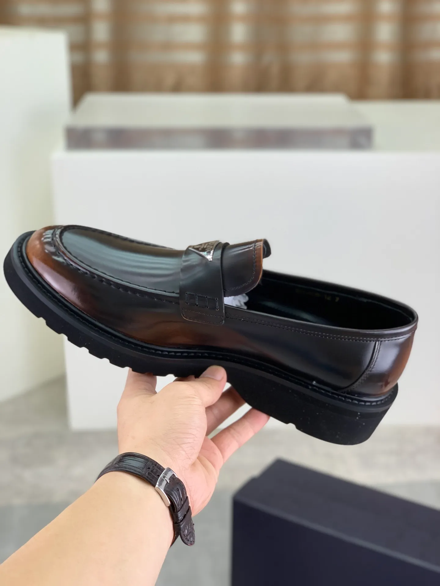 Factory price P880💰Original quality, top version🔱 ＰＲＡＤＡPrada. Men’s business casual leather shoes, top quality products. 1:1 shipment⬆️Luxurious and noble👞All imported original color-brushed edge beads, just to create a more comfortable wearing experience. Upper: Original comfortable open-edge bead rubbed color calfskin➕Top imported water-dyed full cow lining, original high-end lightweight and comfortable TPU foam combination bottom✔️Code number: 39-44 (38 45) 46 47 can be customized)